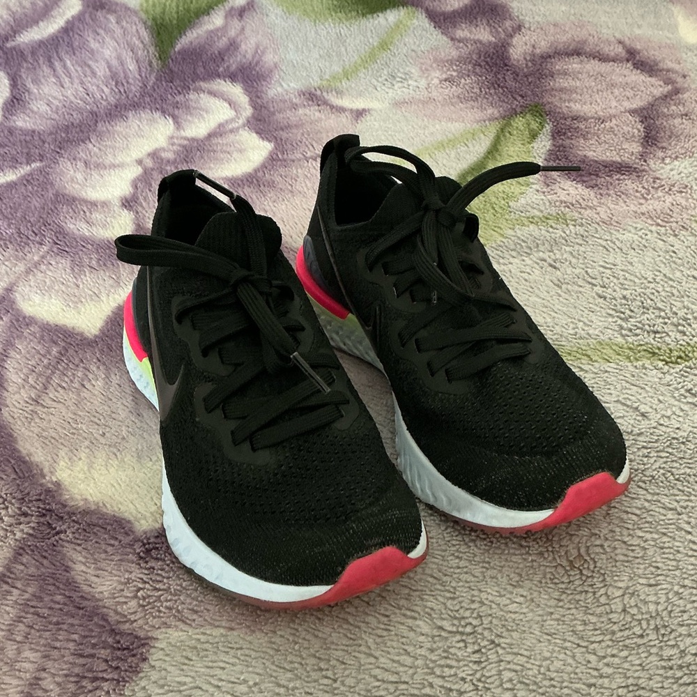Nike Epic React Flyknit 2 Women’s Athletic Shoes - Picture 9 of 14
